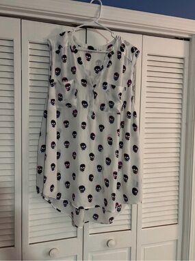 Torrid 4 White Sleeveless Skull-Print V-Neck Blouse with Black and Pink Accents